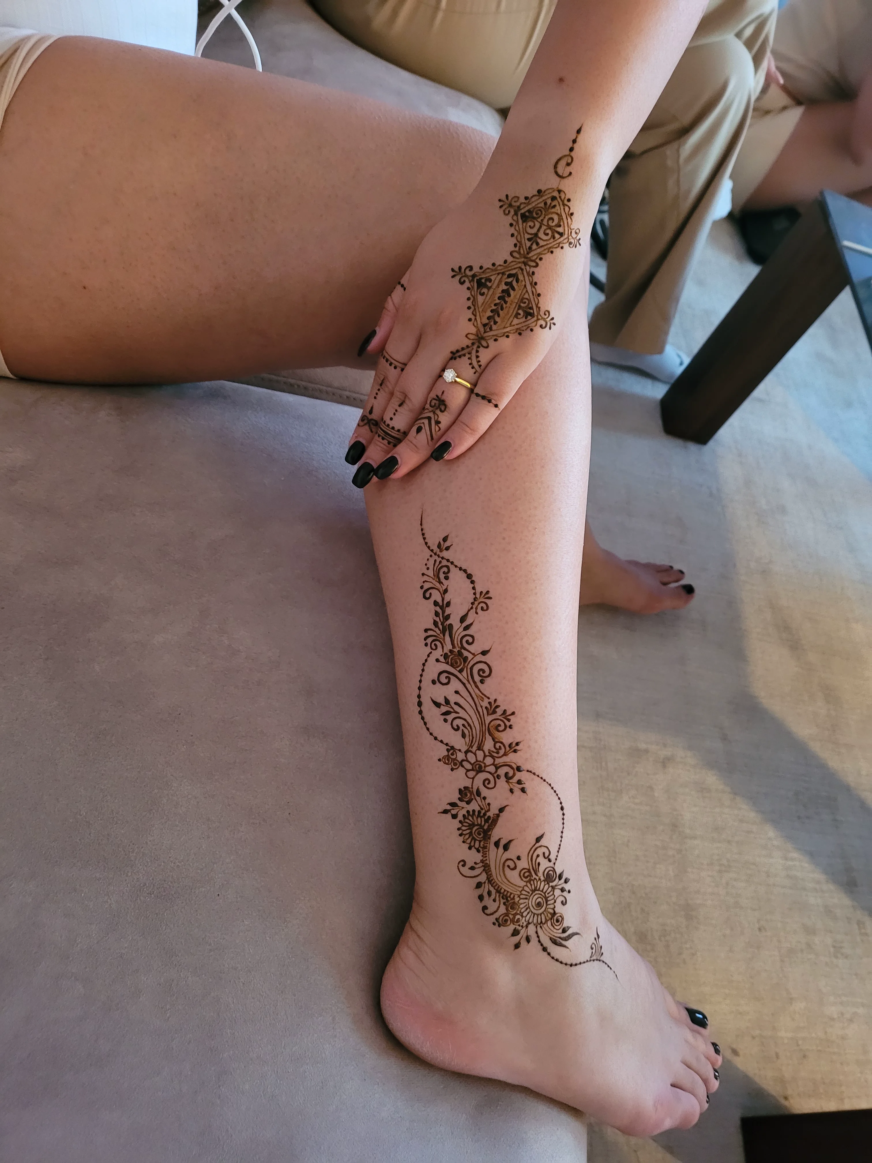 Detailed bridal mehndi design by Henna by Veena