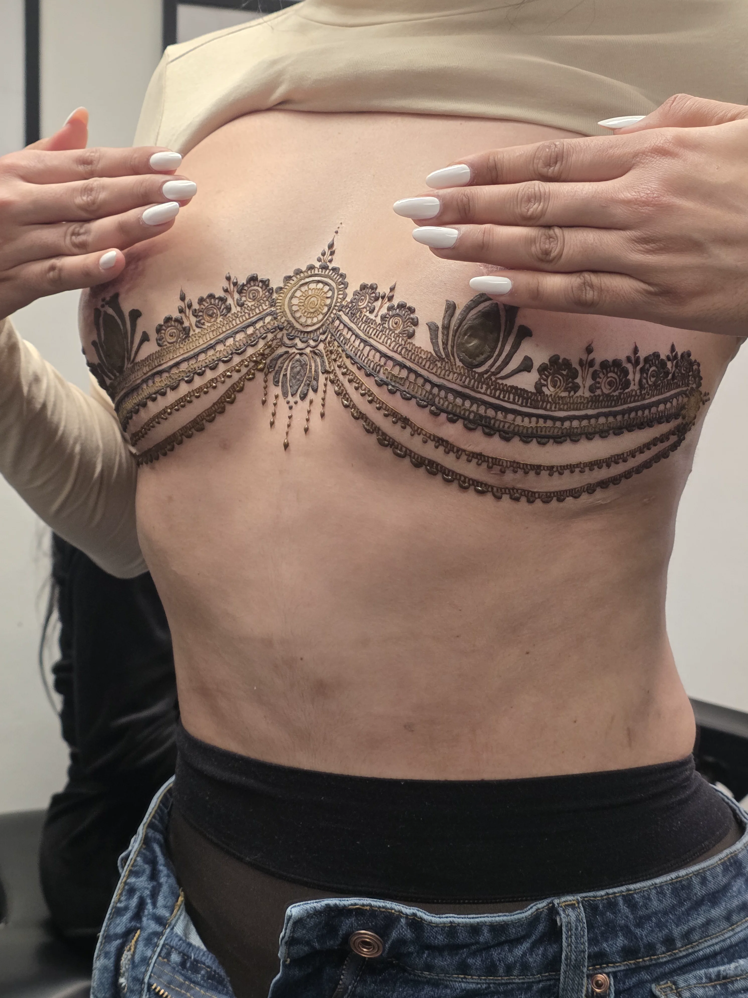 Elegant mehndi pattern by Henna by Veena